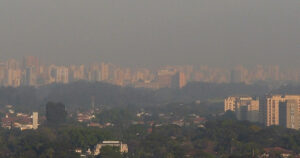 Imagem do céu da cidade de São Paulo, nublado pela poluição.