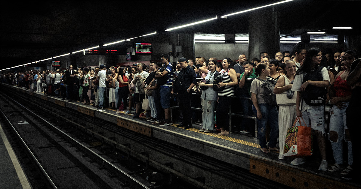 Platafoma lotada na estação Sé do Metrô de São Paulo