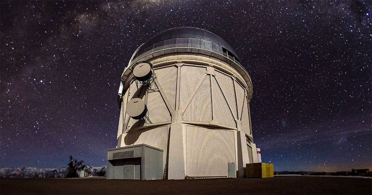 A imagem mostra um telescópio que acoplado com uma cúpula protetora alcança 30 metros de altura.