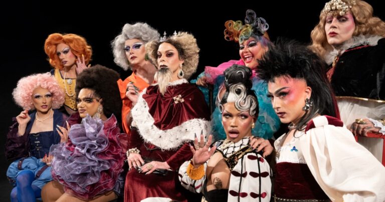 Oito dragqueens com roupas coloridas e perucas inspiradas na peça Rei Lear