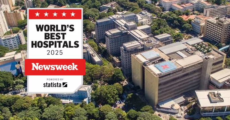 Vista aérea de um conjunto de prédios de vários andares com árvores em volta e em cima da imagem um selo escrito World's Best Hospitals 2025 Newsweek