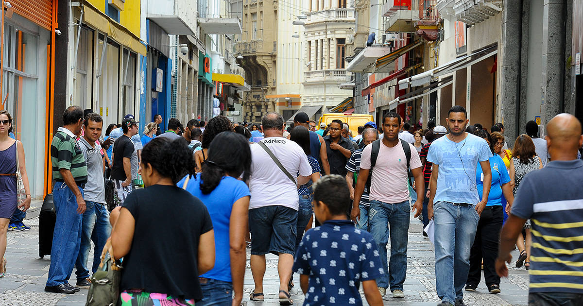 Pessoas caminham em uma rua do centro de São Paulo