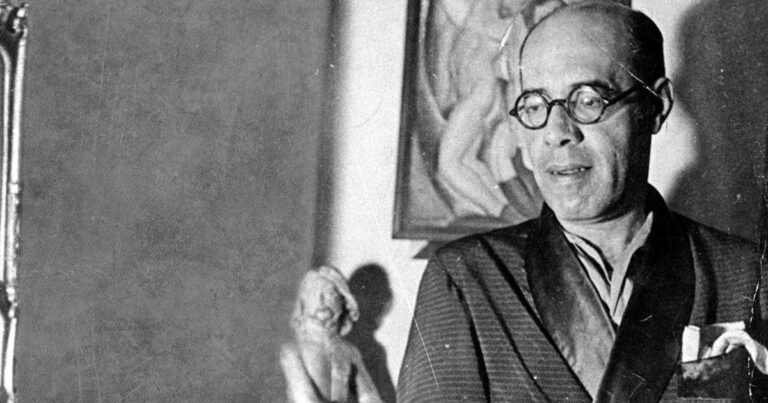 Homem calvo e de óculos.