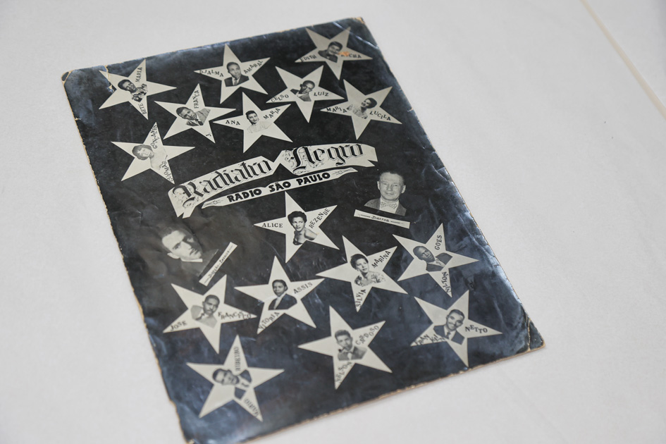 Cartaz do programa "Radiatro Negro" da Rádio São Paulo contém pequenos retratos dos artistas dentro de estrelas de cinco pontas