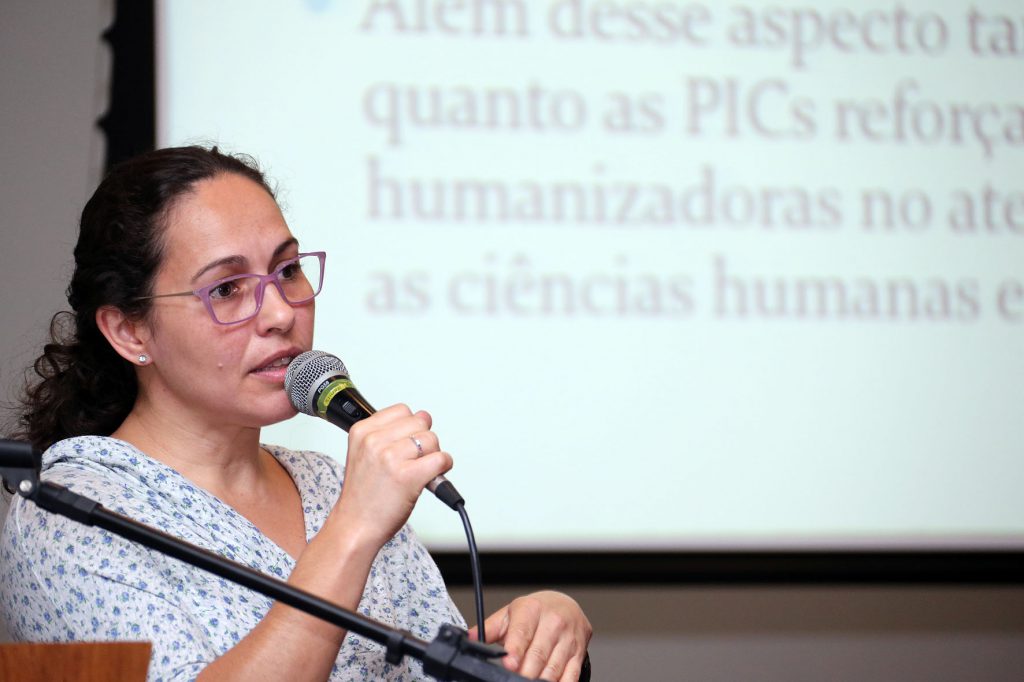 Eveline Stella de Araújo em palestra da FSP que discutiu o tema Espiritualidade e Saúde - Foto: Cecília Bastos/USP Imagens