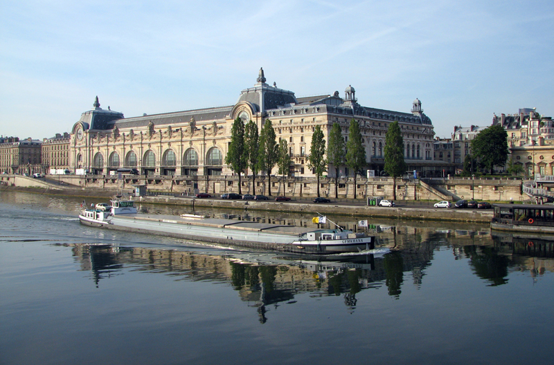 O Musée d’Orsay visto dda passarela Léopold Sédar-Senghor sobre o Sena – Foto: Wikimedia Commons