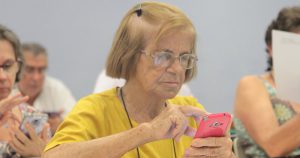 Voluntários podem ensinar idosos a usarem dispositivos móveis