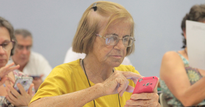 Iniciativa que ensina idosos a utilizar smartphones e tablets é um sucesso