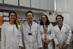 Okamoto e três das pesquisadoras que participaram dos estudos: Beatriz Araújo Cortez, Carolini Kaid e Patricia Semedo Kuriki.
