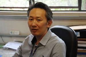 O professor Oswaldo Okamoto, do Instituto de Biociências da USP, estuda tumores do sistema nervoso central