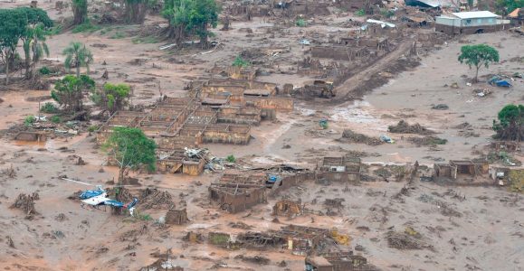O rompimento da barragem com rejeitos de mineração da Samarco em Mariana (MG) em 2015 motivou artigo que faz parte do dossiê dessa Revista do IEB (Foto: Antonio Cruz/Agência Brasil)