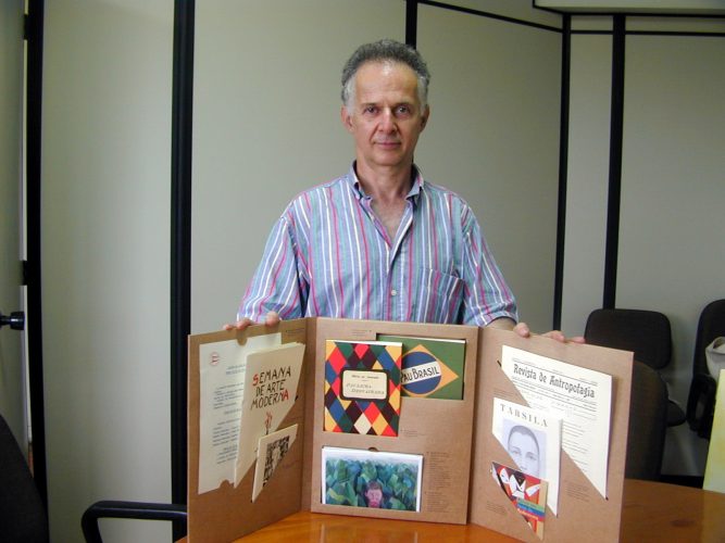 O professor Jorge Schwartz e a Caixa Modernista, lançada pela Editora da USP (Edusp) - Foto: Jorge Maruta/Jornal da USP