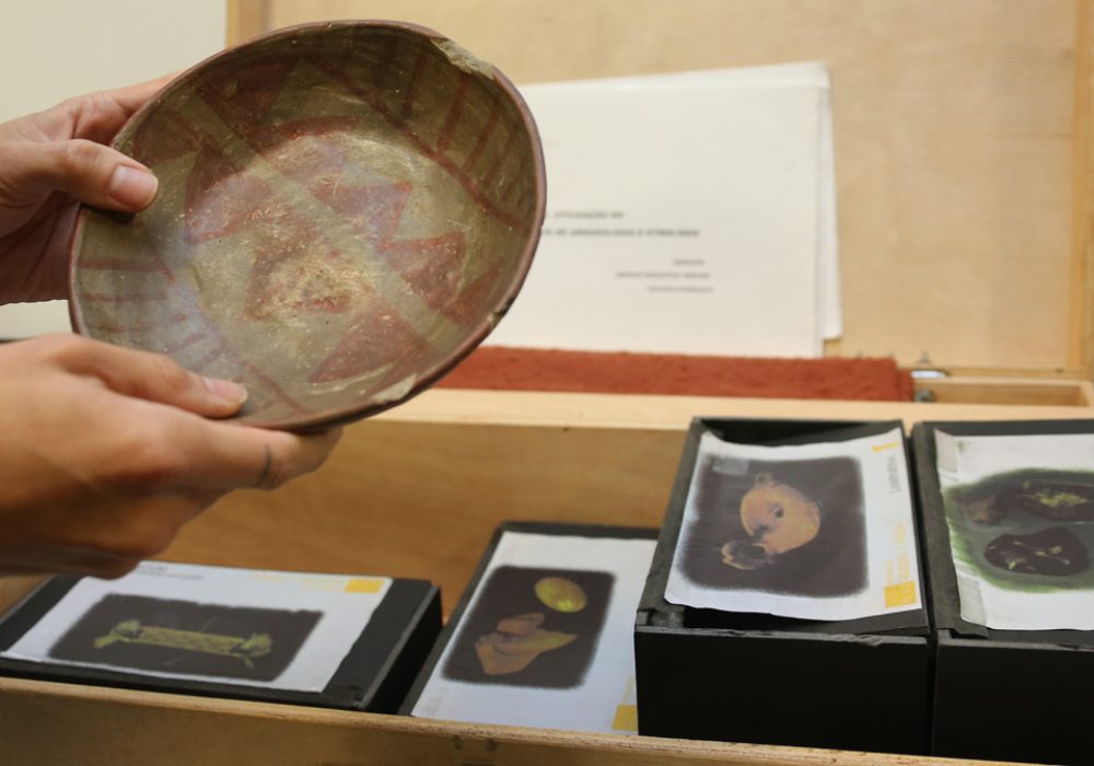 Fragmentos de cerâmica, parte do kit educativo sobre Amazônia que integra as iniciativas de extensão do MAE - Foto: Cecília Bastos / USP Imagens