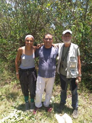 Letizia, Gari e Gianfranco Curletti (também co-autor do artigo) durante a pesquisa de campo, em Canavieiras (BA) - Foto: Cedida pelos pesquisadores