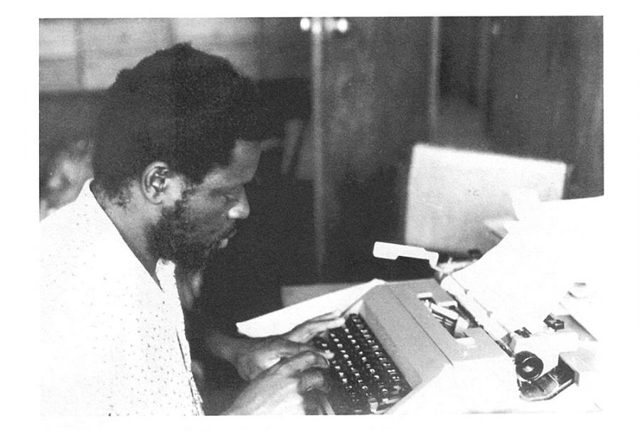 Kabengele Munanga 1977 datilografando tese -  Foto: Arquivo pessoal/Reprodução