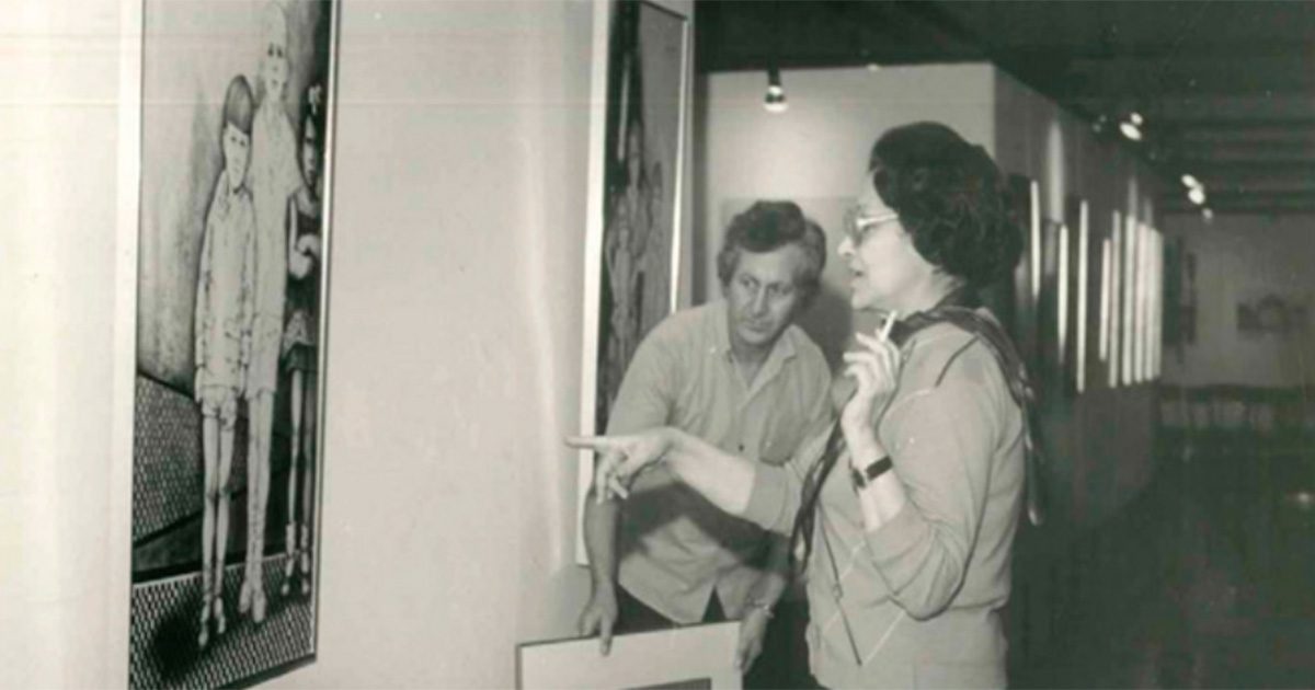 Imagem retirada da resvista (Figura 3 – Diná Lopes Coelho montando exposição no Museu de Arte
Moderna, 1974. Biblioteca Paulo Mendes de Almeida do MAM)