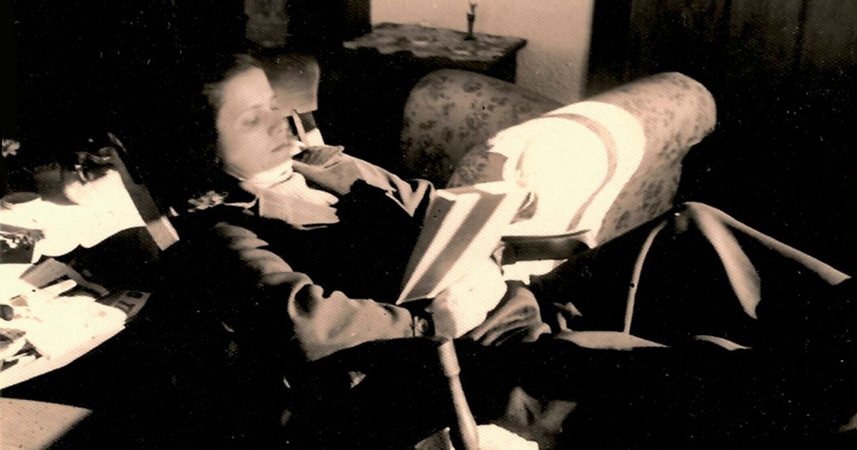 Imagem retirada da revista - Mulher deitada na cadeira lendo um livro, s.d. Arquivo IEB, Acervo Caio Prado
Júnior, código de referência CPJ-F10-589
