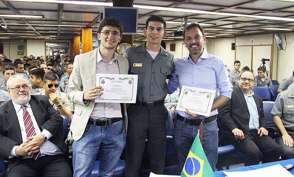 Renan Rossetti e Alexandre Nicolella recebem certificado - Foto: Divulgação