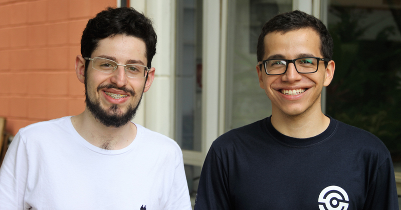Luan (à esquerda) e Raul (à direita) tentam despertar o amor pela computação em estudantes do ensino médio