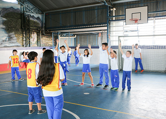 A atividade física pode favorecer o foco de atenção do aluno e impactar positivamente no meio escolar - Foto: Interação Modela/Flickr CC